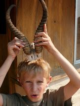 Souvenirs von der Afrika Familienreise - Afrika mit Kindern - Paul mit Erinnerungsstück