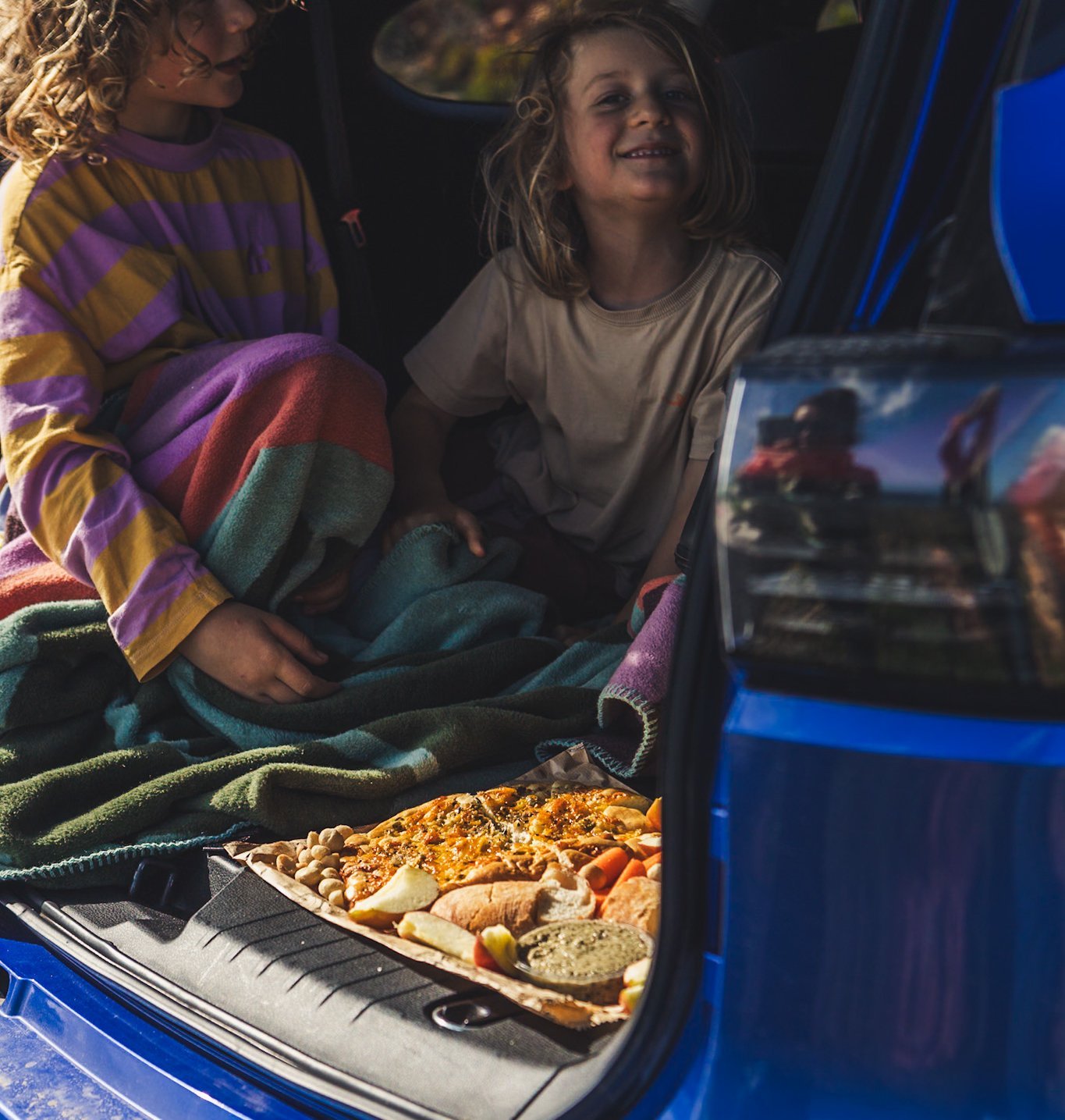 Südafrika Blog Artikel - Kinder sitzen im Kofferraum und essen – Südafrika Reise mit Kindern