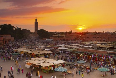 Marokko Familienreise - Marrakesch Djemaa-el-Fna bei Sonnenuntergang