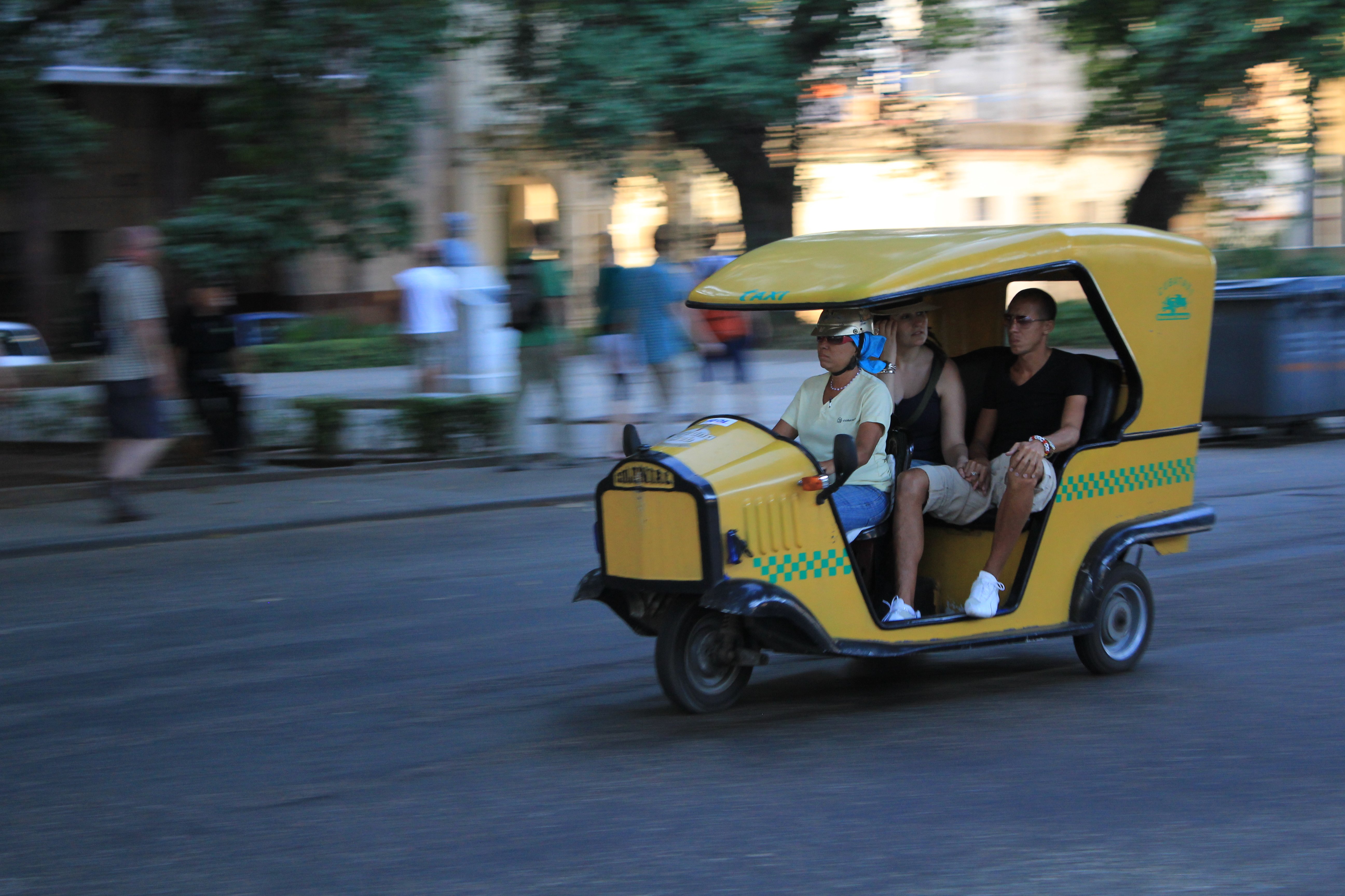 Havanna mit Kindern - Familie sitzt in Coco Taxi