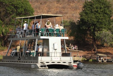 Botswana Familienreise - Botswana for family individuell - Chobe Nationalpark - Boot mit Menschen