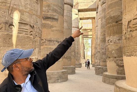 Familienreise Ägypten - Ägypten for family - Guide erklärt etwas im Karnak Tempel
