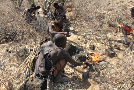 Tansania mit Kindern - Tansania Urlaub mit Kindern - Hadzabe machen Feuer