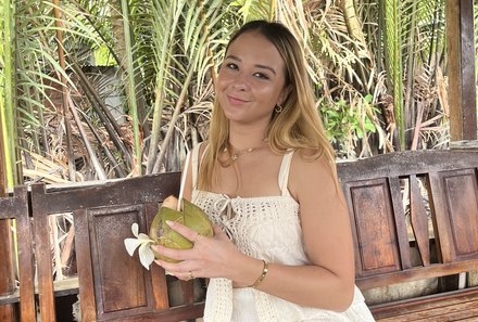 Vietnam for family - Familienreise Vietnam mit Kindern - Kokosnuss trinken