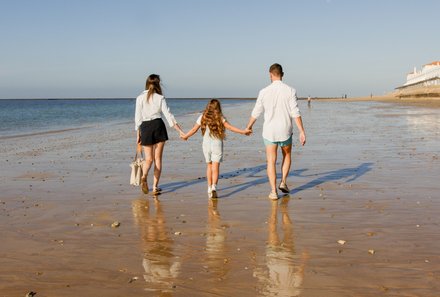 Andalusien for family - Familienreise Andalusien - Familie spaziert am Strand