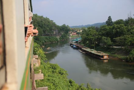 Thailand mit Kindern - Kanchanaburi - Fahrt über die Brücke am Kwai