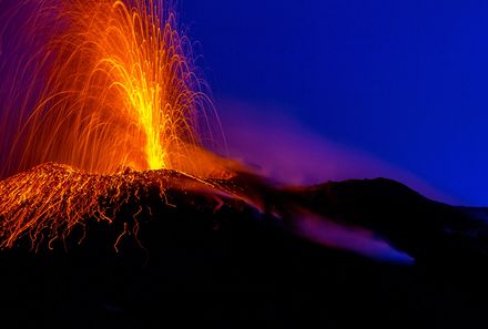 Sizilien Familienreise - Stromboli Krater mit rotem Lava 