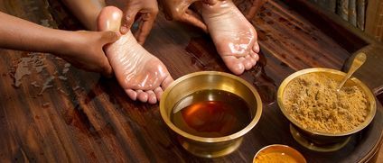 Indien Süd mit Kindern - Kurkuma bei einer Ayurveda Massage