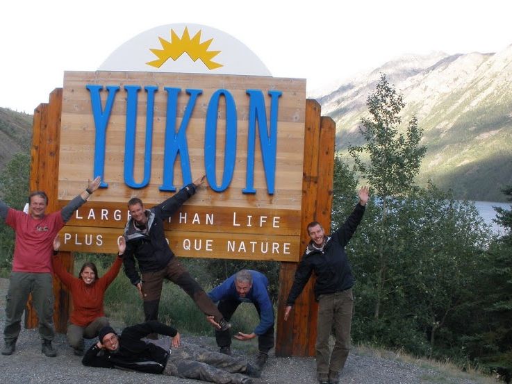 Familienreise_Kanada_Posen am Yukon-Schild