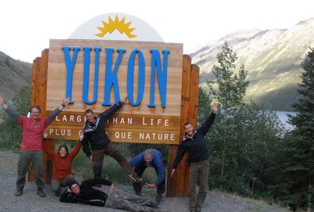 Familienreise Kanada - Kanada for family - Posen am Yukon-Schild