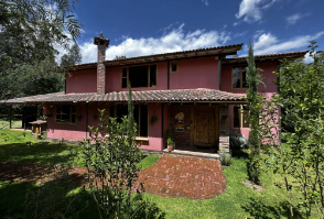 Galapagos mit Kindern - Galapagos for family individuell - Hacienda La Jimenita Haus pink