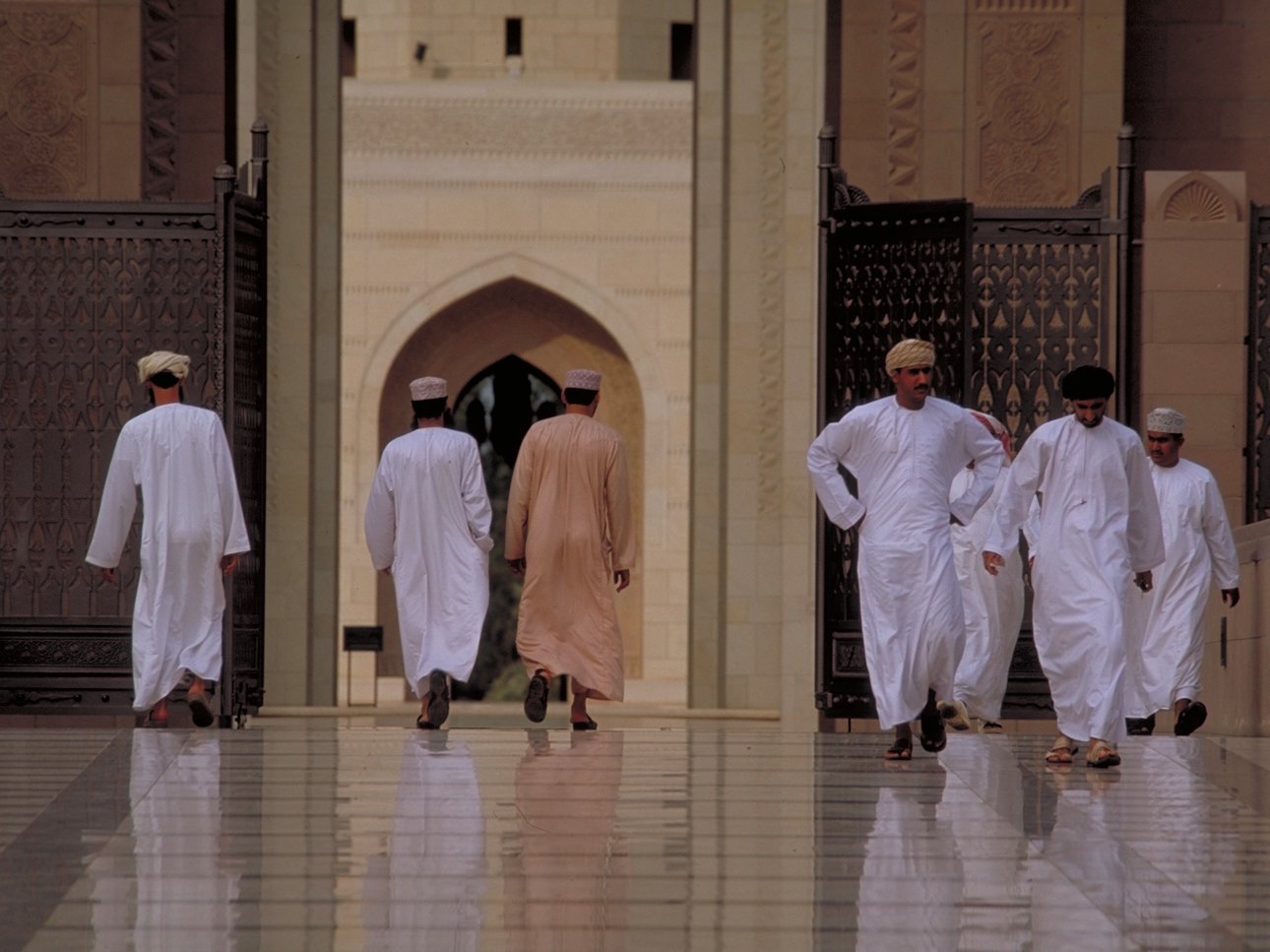 Familienreisen Orient - Männer in der Moschee