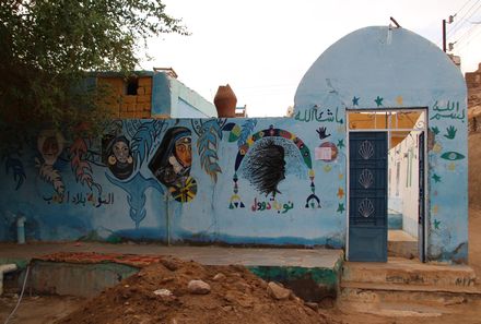 Familienreise Ägypten - Ägypten for family - Bunte Wand eines nubischen Dorfes