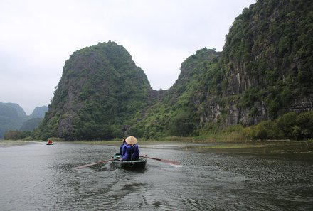 Laos und Vietnam Familienreise - Laos und Vietnam Reise mit Kindern - Bootstour in der trockenen Halong Bucht
