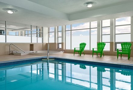 Ostkanada for family - Ostkanada Familienreise mit Kindern - Wyndham Garden Niagara Falls Fallsview - Pool