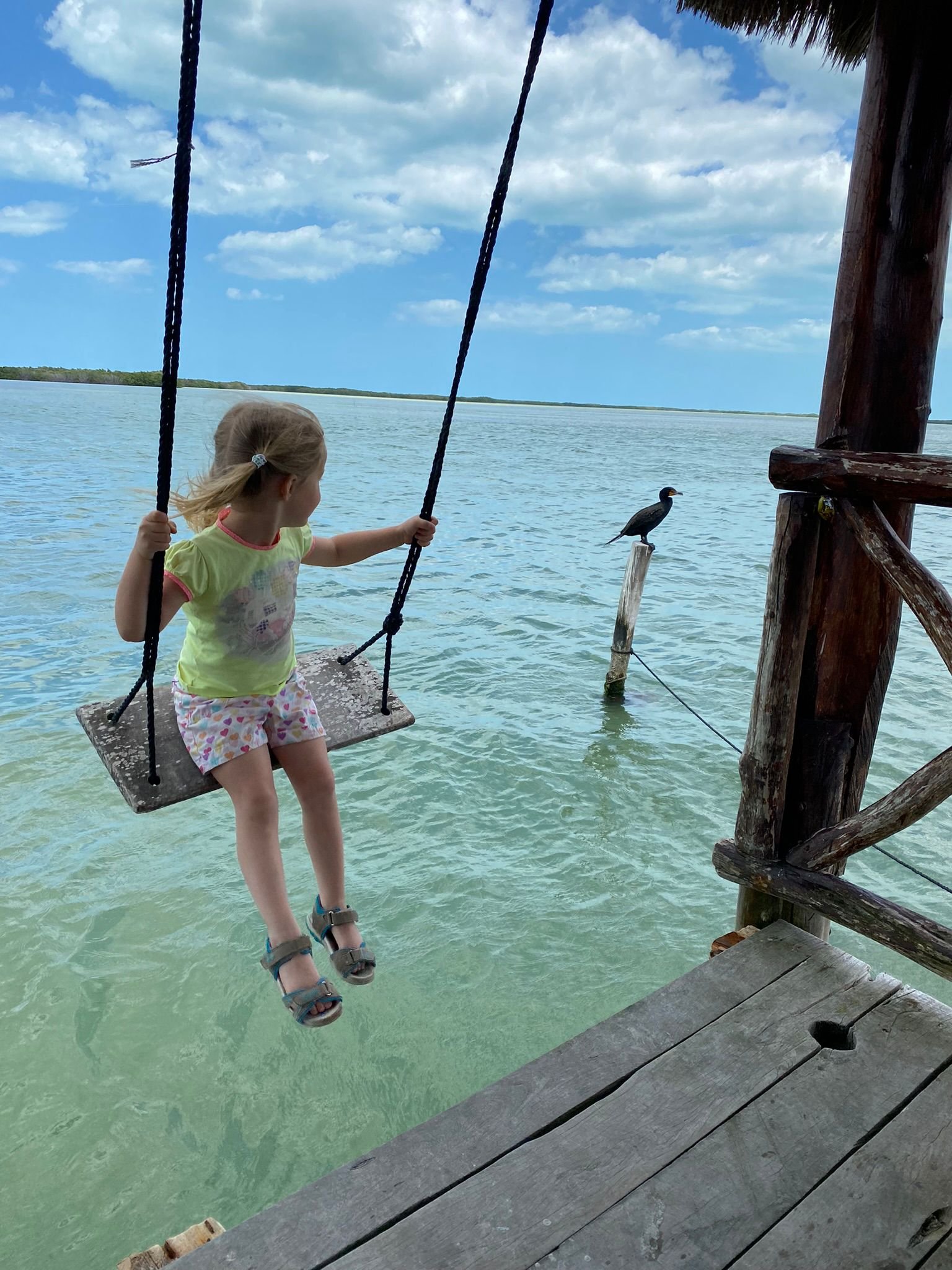 Mexiko mit Kindern - Mexiko Urlaub mit Kindern - Kind auf Schaukel an der Lagune von Bacalar