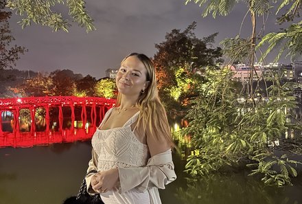 Laos und Vietnam Familienreise - Laos und Vietnam Reise mit Kindern - Beleuchtete Rote Brücke Vanessa