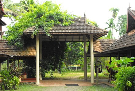 Familienreise Indien Süd - Besuch im BASIS Projektdorf - Das BASIS-Resort Eingangstor