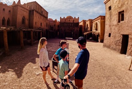 Familienreise Marokko - Marokko for family Deluxe - Familie besucht Kasbah