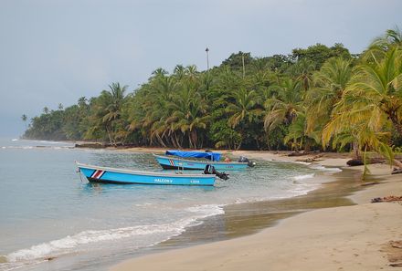 Costa Rica mit Kindern - Costa Rica Family & Teens - Puerto Viejo de Talamanca - Strand mit Booten
