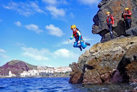 Madeira Familienreise - Madeira for family - Küste von Madeira - Coasteering - Sprung ins Wasser