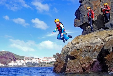 Madeira mit Kindern - Ausflüge & Reisetipps Madeira mit Kindern - Coasteering für Familien