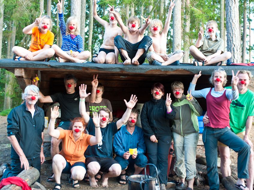 Kanu Urlaub mit Kindern - Familien posieren vor Holzhütte