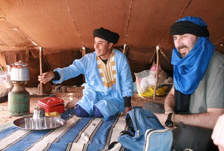 Marokko Familienurlaub - Männer sitzen in einem Beduinenzelt