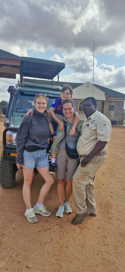 Kenia for family individuell - Best of Safari und Chale Island - Familie mit Guide vor Jeep Kenia for family individuell - Best of Safari und Chale Island - Familie mit Guide vor Jeep