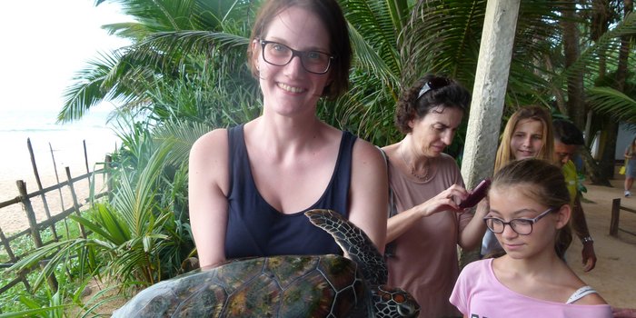 Sri Lanka mit Kindern - Familienreise Sri Lanka - Frau und Kinder mit Schildkröte