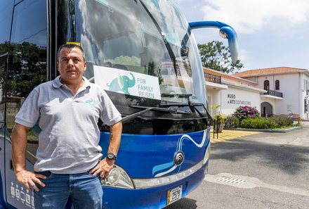 Familienreise Costa Rica - Costa Rica Family & Teens - Reiseleiter vor Transferbus