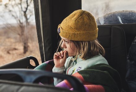 Südafrika Blog Artikel - Kind sitzt im Auto während der Safari – Südafrika mit Kindern