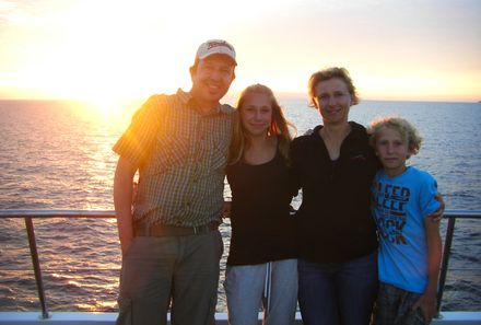 Galapagos Familienreise - Galapagos for family - Familie vor Sonnenuntergang
