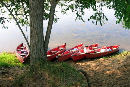 Familienreise Frankreich - Frankreich for family - Kanus am Ufer