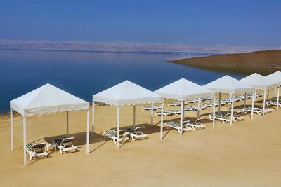 Jordanien Rundreise mit Kindern - Pavillons und Sonnenliegen am Strand