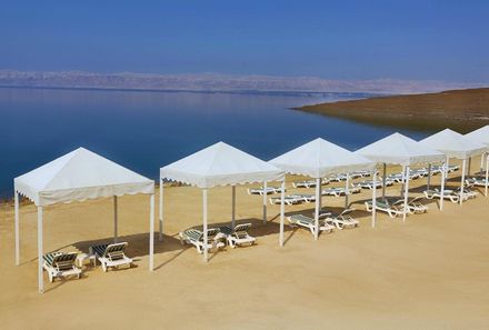 Jordanien Rundreise mit Kindern - Pavillons und Sonnenliegen am Strand