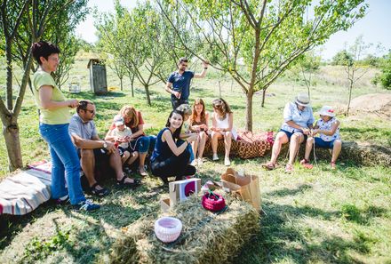 Familienreise Rumänien - Alma Vii - Gruppe in gemütlicher Runde