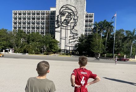 Kuba Familienreise - Kuba for family individuell - Kinder bei der Plaza de la Revolución in Havanna