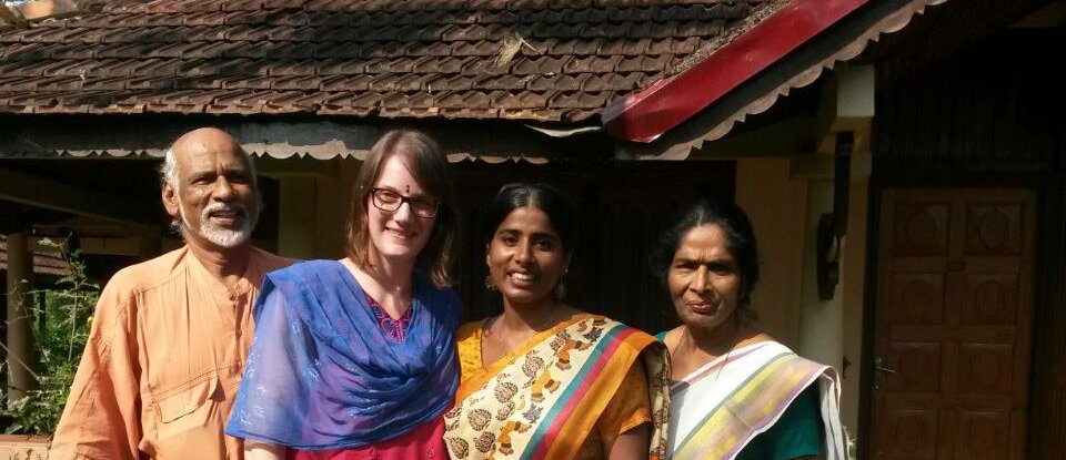 Familienurlaub Indien Süd - Besuch im BASIS Projektdorf - Gastgeber mit Kathrin