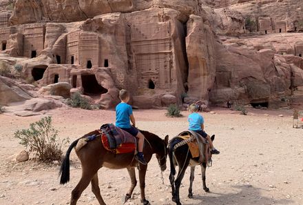 Jordanien Rundreise mit Kindern - Jordanien for family - Petra - Kinder reiten auf Pferden