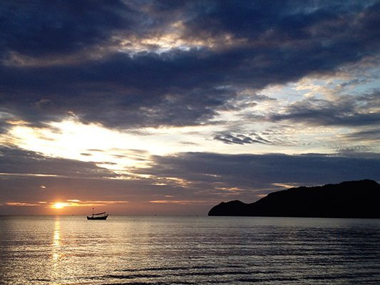 Thailand Rundreise mit Kindern - Familienreise durch den Süden Thailands - Sonnenuntergang am Meer