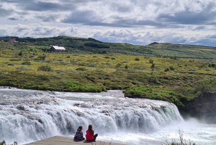 For Family Reisen - Reiseziele 2024 - Island - Schwestern am Wasserfall