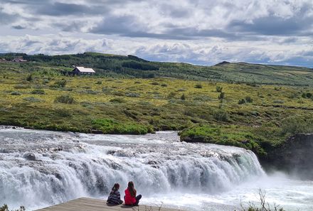 Island Familienreise - Island for family individuell - Kinder am Fluss bei Faxafoss