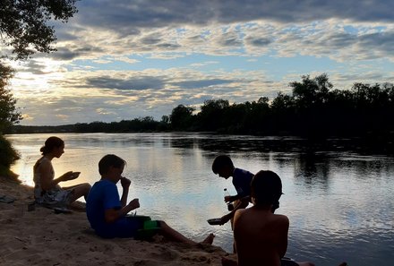 Familienreise Frankreich - Frankreich for family im Kanu - Sonnenuntergang mit Kindern