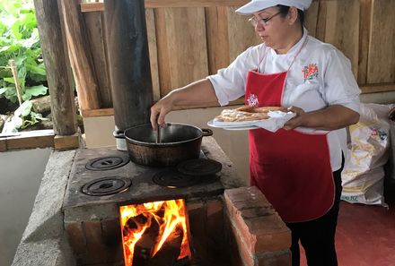 Familienreise Costa Rica - Costa Rica Family & Teens - La Tigra Frau beim Kochen