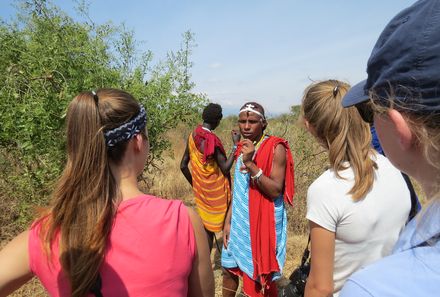 Tansania Familienreise - Tansania Family & Teens - Ngorongoro Conservation Area - Gruppenspaziergang mit Massai-Guide