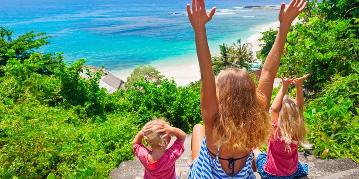 Bali Familienurlaub - Verlängerungen für Familienreisen auf Bali & Java - Kinder genießen den Strand