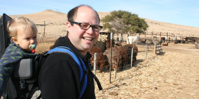 Israel mit Jugendlichen - Israel-Familienreise - Baum - Tourist mit Kind in Israel