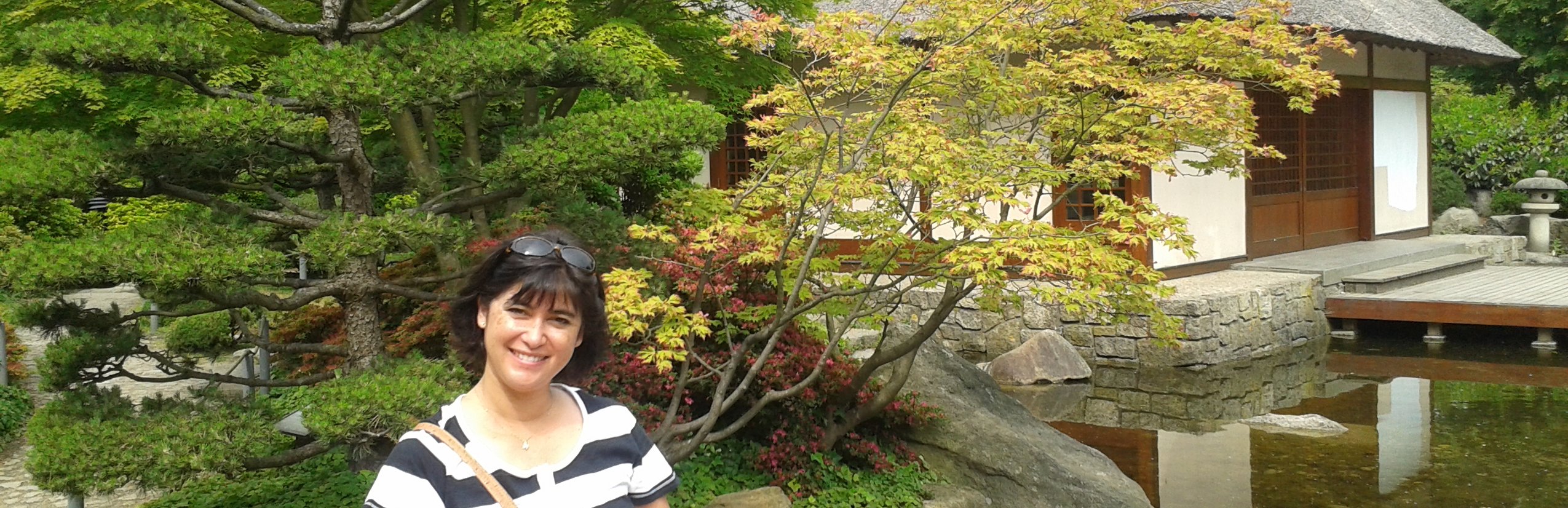 Japan mit Kindern - Japan Reise Interview - Frau vor japanischem Tempel