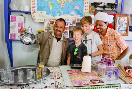 Marokko mit Kindern - Marokko mit Kindern Urlaub - Familie und Guide bei Safranverarbeitung